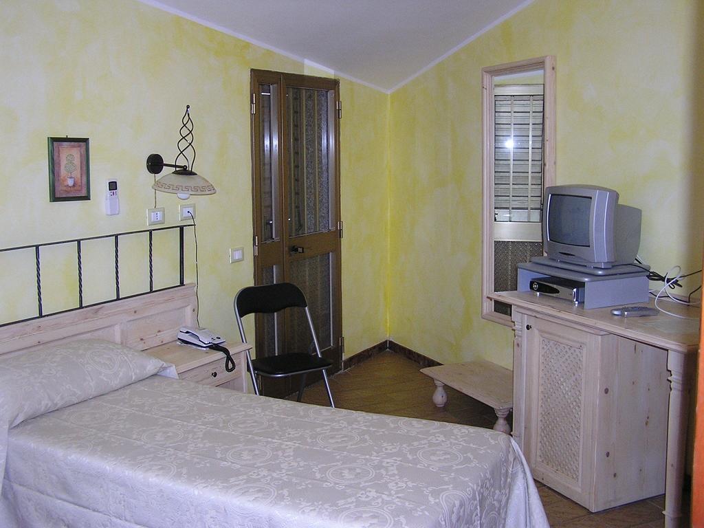 Hotel Mistral Portoscuso Quarto foto